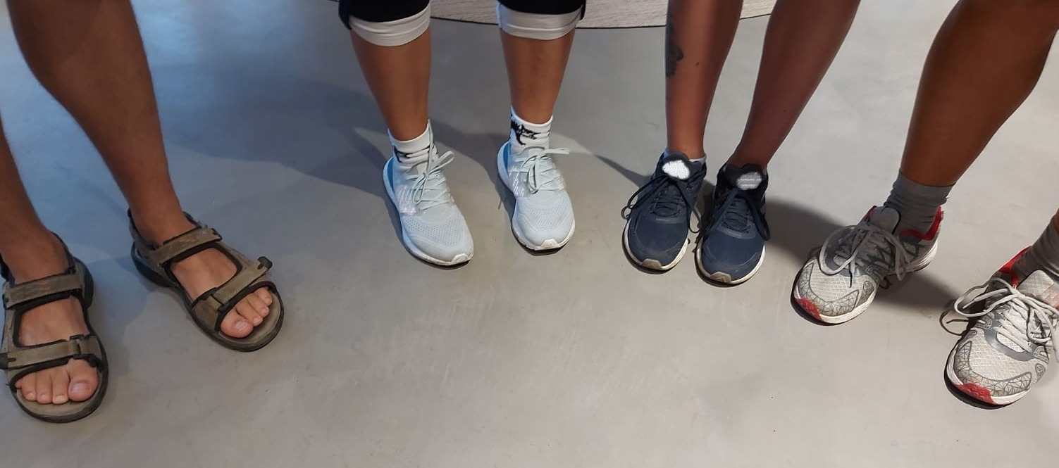 Przykłady obuwia niedozwolonego w wąwozie Masca – sandały i lekkie adidasy