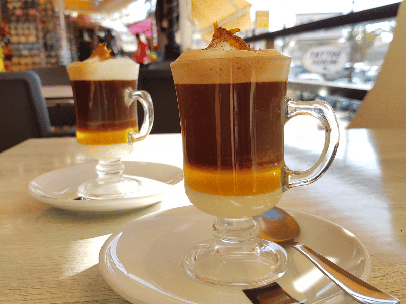 Barraquito – warstwowa kawa z mlekiem skondensowanym i likierem z Teneryfy