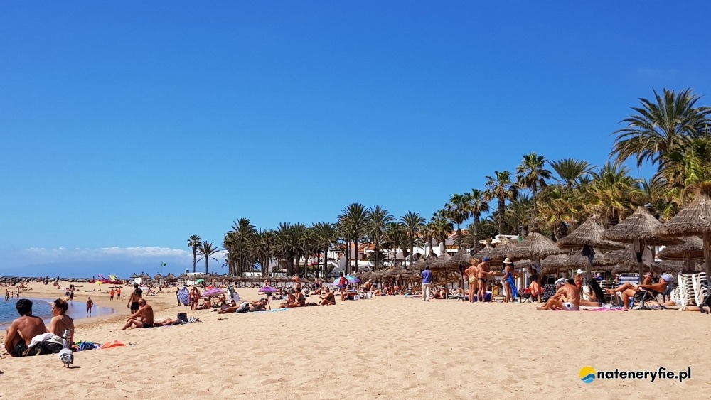Słoneczna plaża w Costa Adeje na Teneryfie zimą – idealny czas na urlop