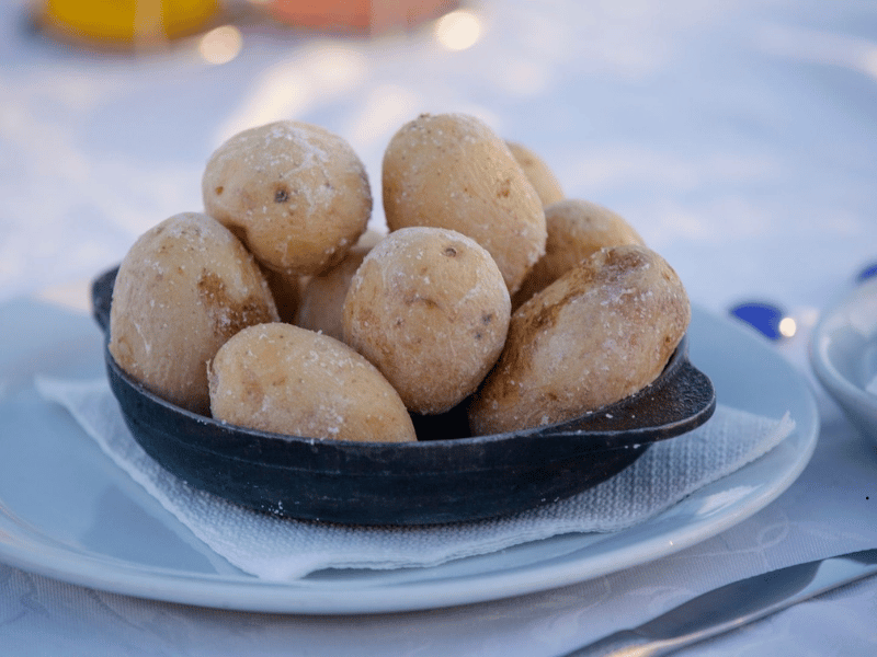 Papas arrugadas z sosami mojo rojo i mojo verde – tradycyjne danie z Teneryfy