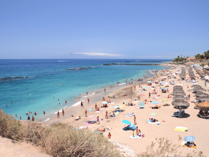 Słoneczna plaża Playa del Duque zimą na Teneryfie