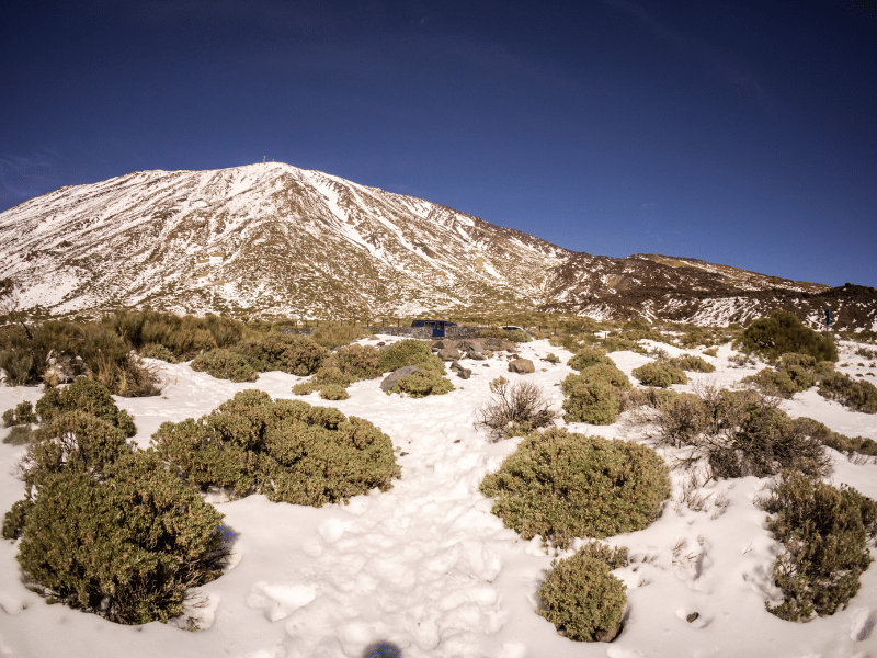 Śnieg na wulkanie Teide na Teneryfie w styczniu