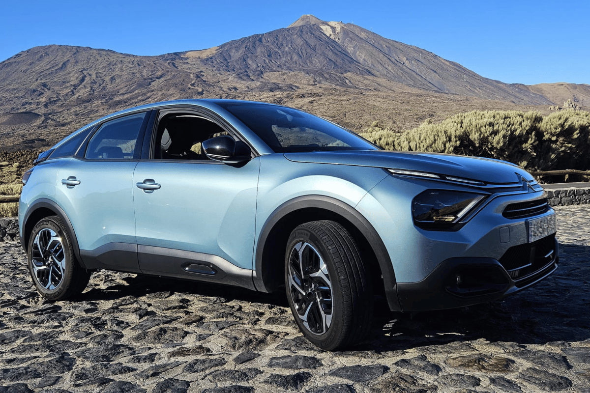 Samochód zaparkowany przy drodze w Parku Narodowym Teide na Teneryfie – idealny punkt na zwiedzanie wyspy