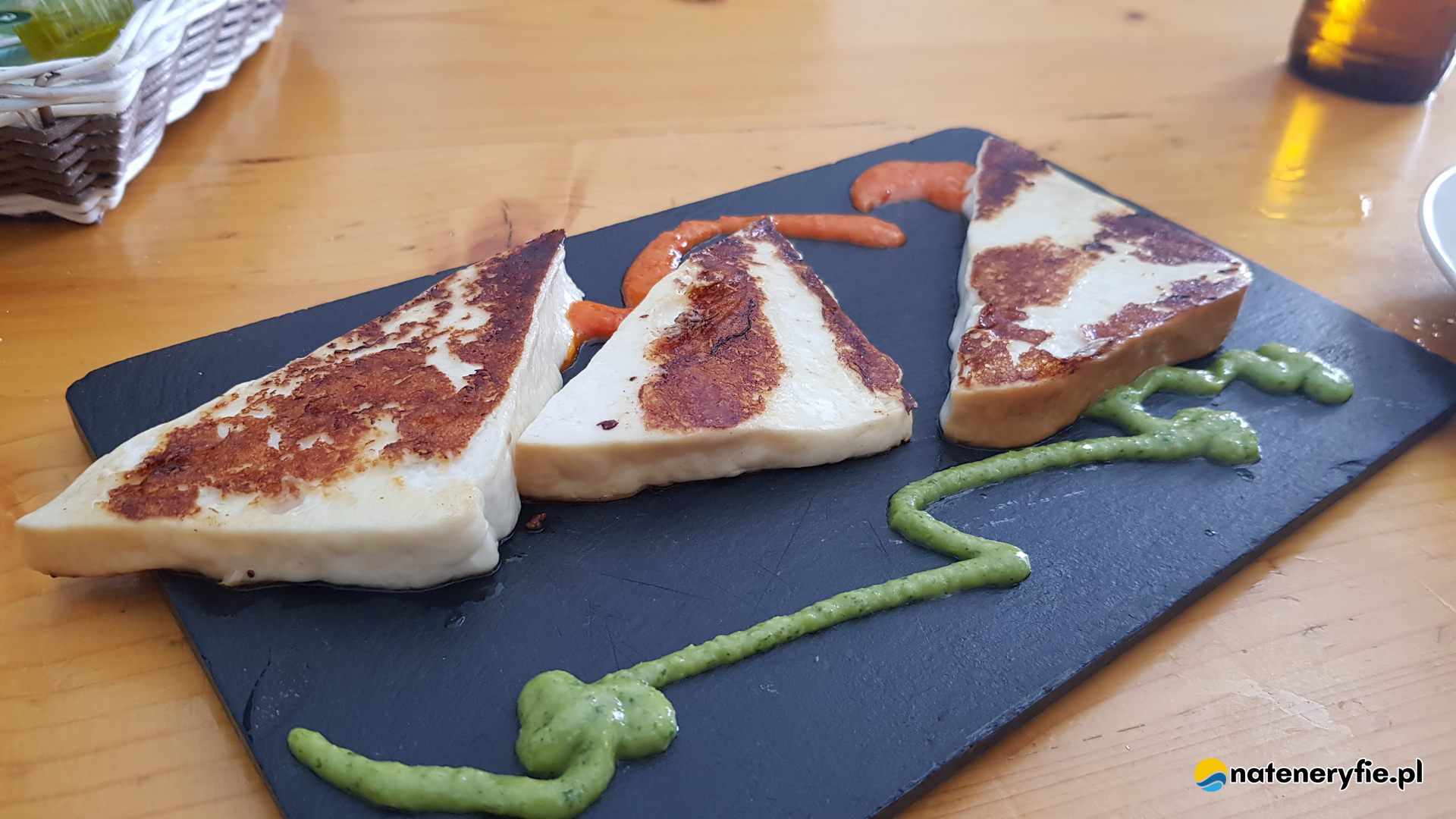 Kozie sery z Teneryfy na drewnianej desce